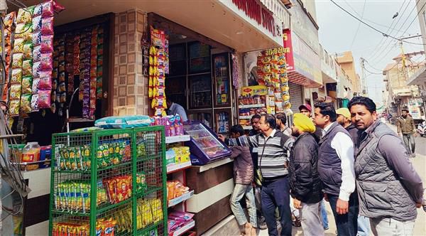 Abohar: MC raids shops for plastic ban violation