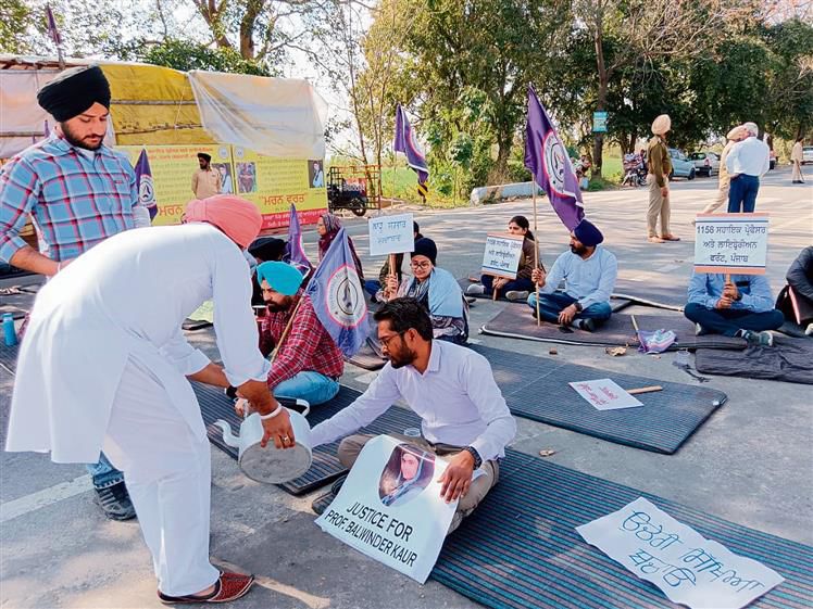 Front blocks Anandpur Sahib-Nangal highway, seek nod for 483 teachers to join duty