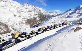 Rohtang-bound vehicles barred from travelling beyond Kothi