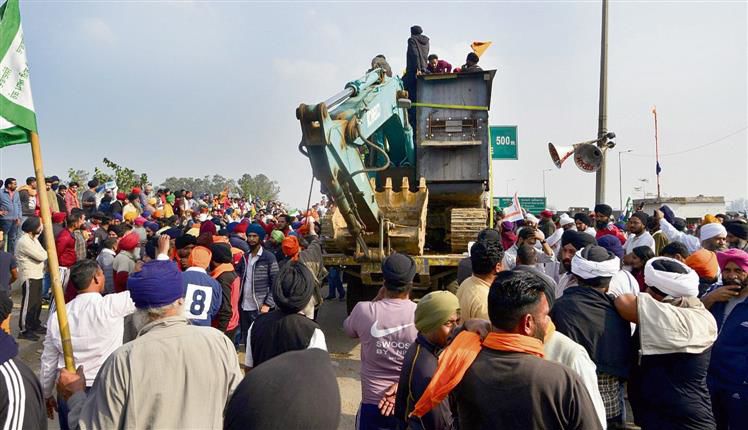 Fearing action in Haryana, Punjab Govt tells protesters to show restraint