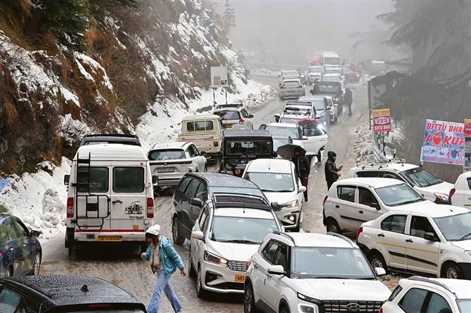 Snowfall disrupts normal life in Himachal's higher hills, 475 roads blocked