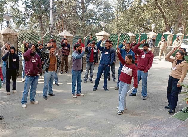 SFI stages  protest on Himachal Pradesh University campus