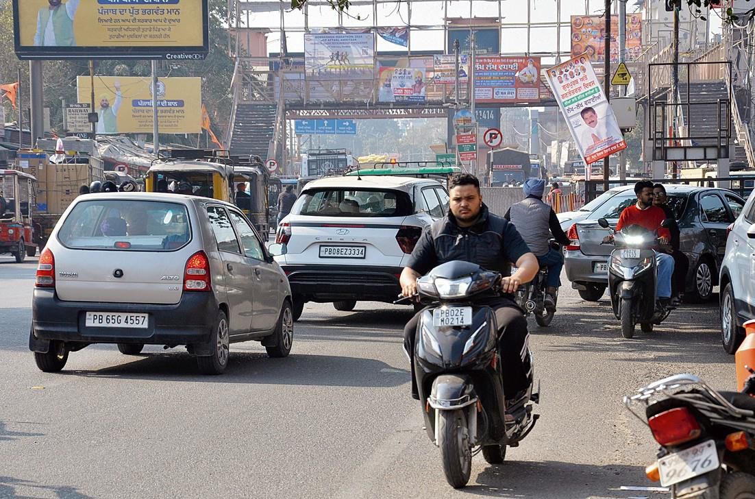 Flouting traffic rules: Wrong side driving near Bhandari Bridge a threat to commuters