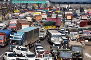 Collision between trucks leads to major traffic jam on national highway at Ladhowal
