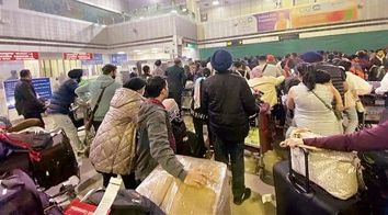 Long queues at entry, baggage scan points irk air passengers