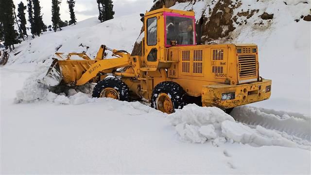BRO working 24x7 to clear snow in far-off areas of J&K