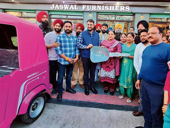 Pink e-auto scheme for women drivers launched in Amritsar