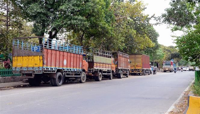 Jalandhar: Cops turn blind eye to illegal truck parking on roadsides