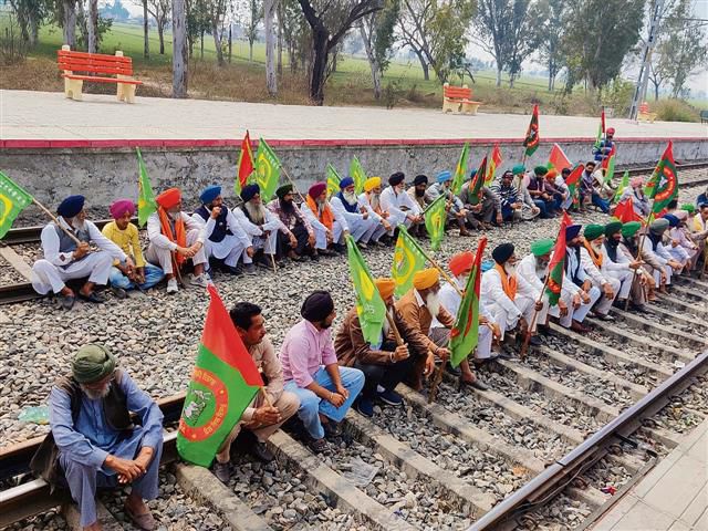 Cops on edge as 2 farm factions protest at Ahmedgarh railway station
