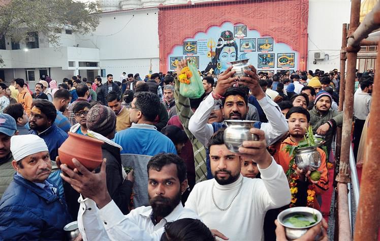 Amritsar residents throng temples to celebrate Mahashivratri