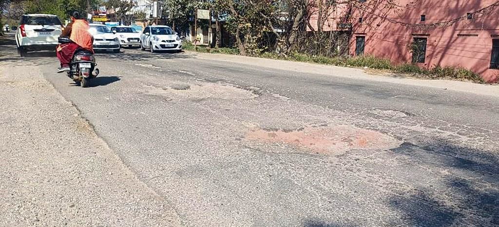 Poor condition of road irks commuters