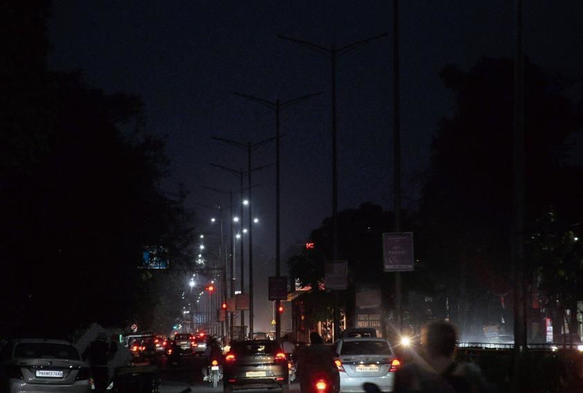 Commuters bear the brunt as streetlights on Mall Road fail to light up at night