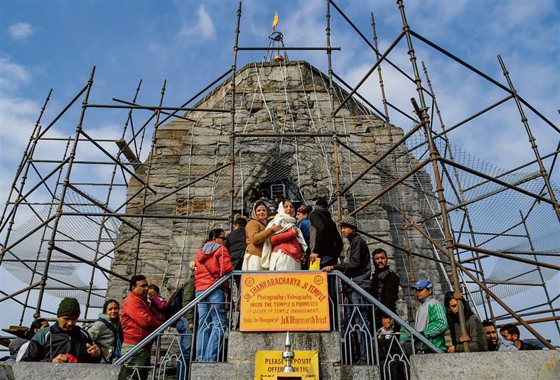 Srinagar's Shankaracharya temple sees huge rush of devotees on Mahashivratri