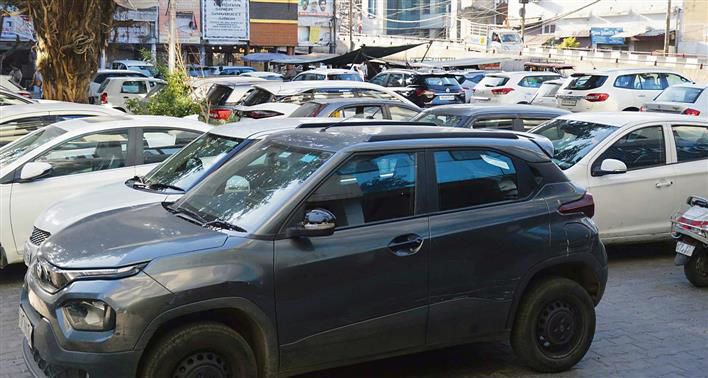 Fleecing continues unabated at parking lots in Ludhiana, visitors hit