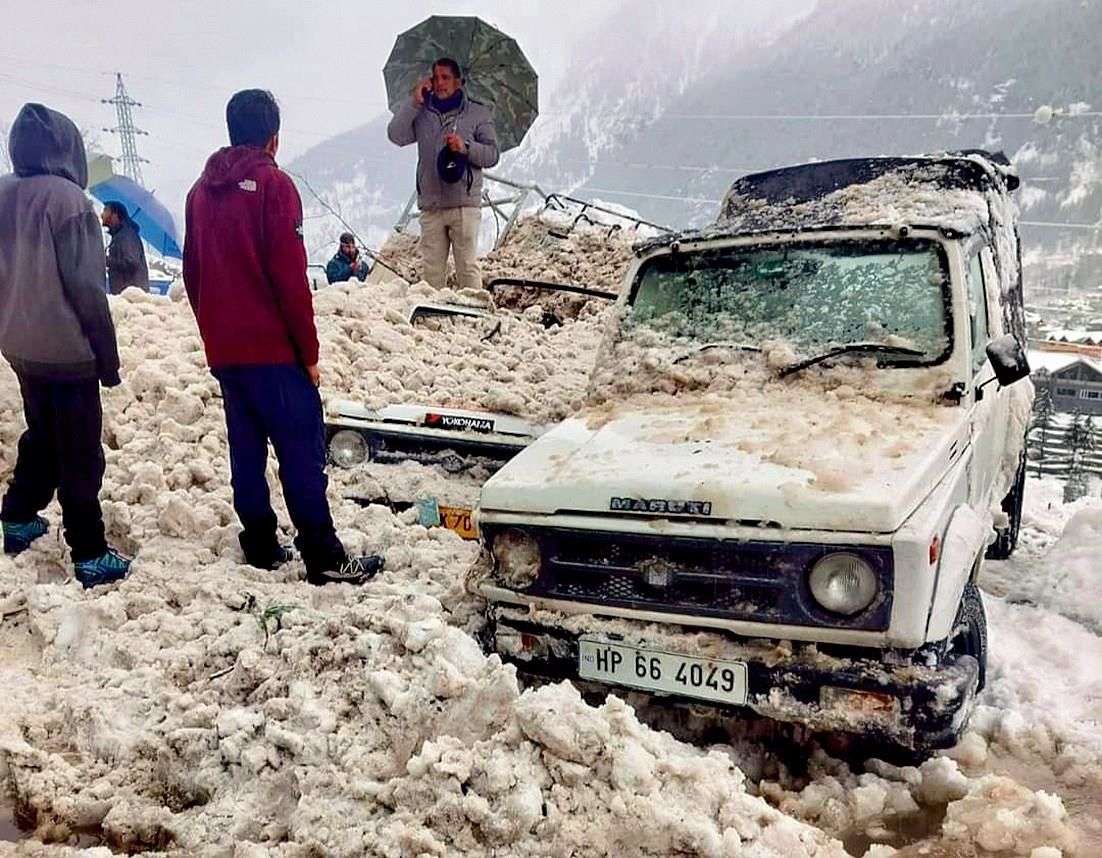 441 roads, including 5 national highways, blocked in Himachal Pradesh; snow cuts off Lahaul from state