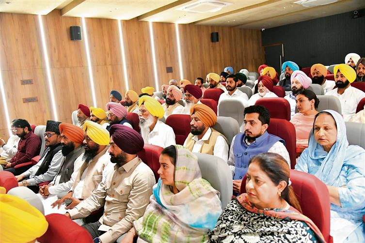 AAP plans carrot-&-stick approach to keep its flock together in Punjab