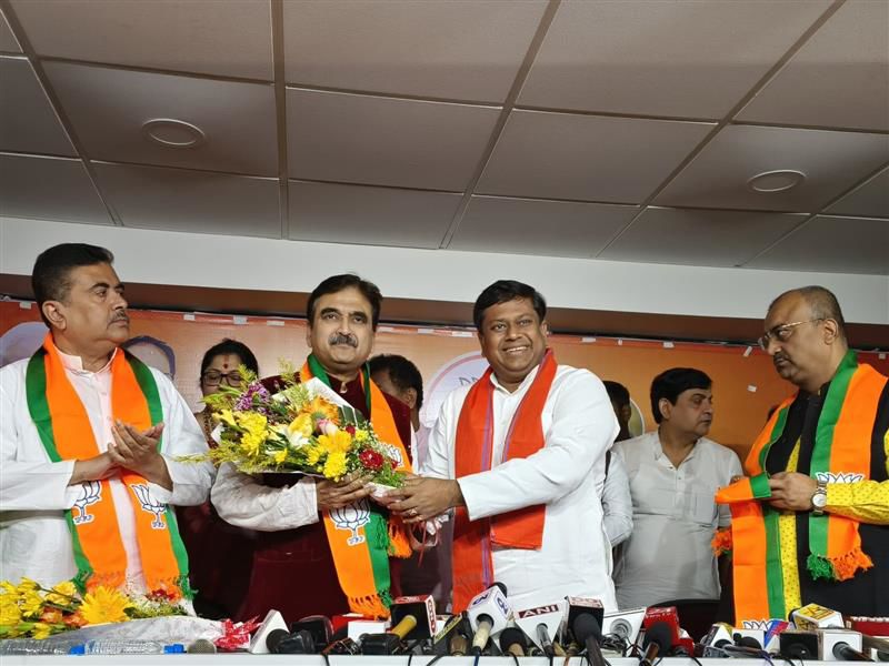 Two days after resigning as Calcutta High Court judge, Abhijit Gangopadhyay joins BJP