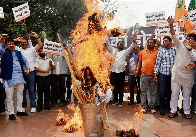 BJP burns Arvind Kejriwal’s effigy to protest ‘corruption’
