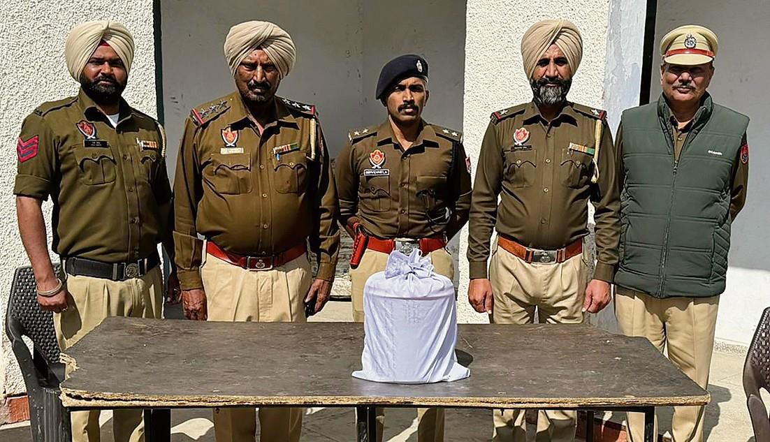 Amritsar rural police confiscate 5-kg heroin near India-Pak border