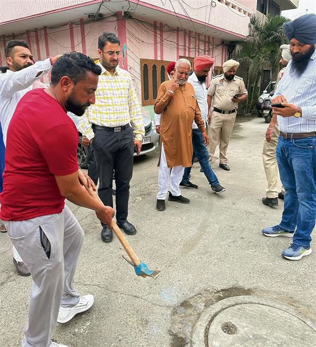 Amritsar MC chief resolves sewer complaints on spot in Chheharta