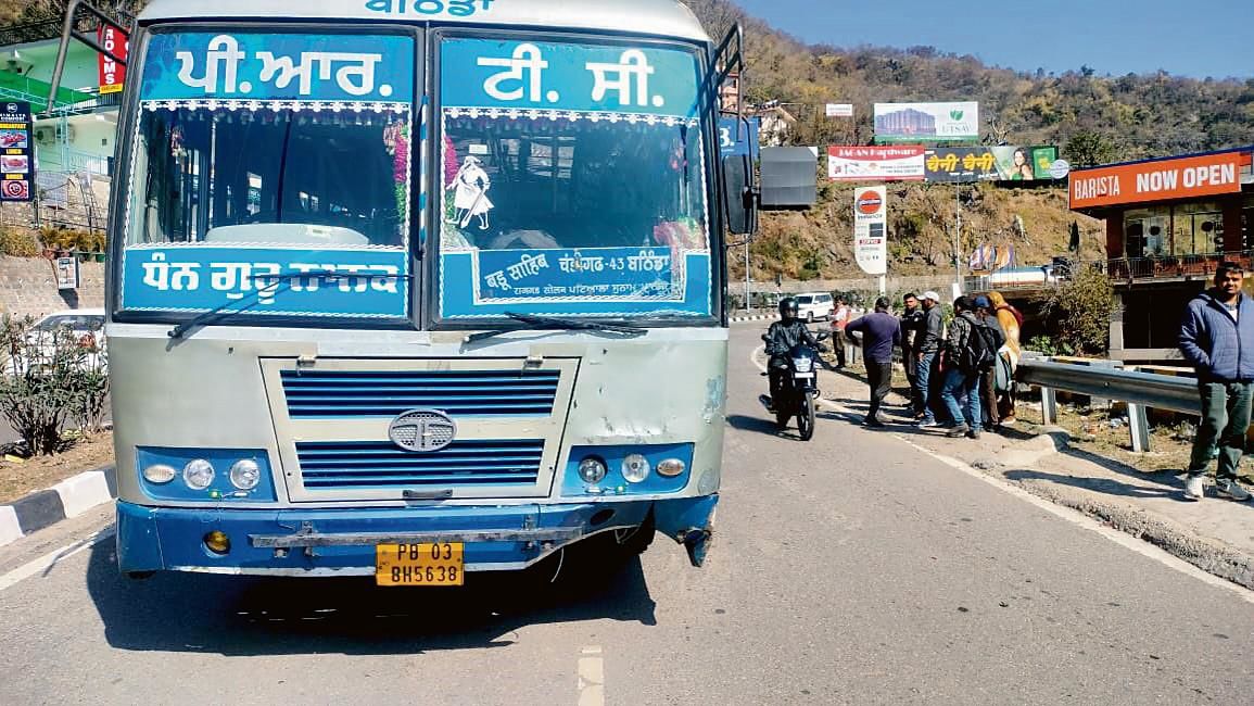 Two injured as bus, car collide in Solan district