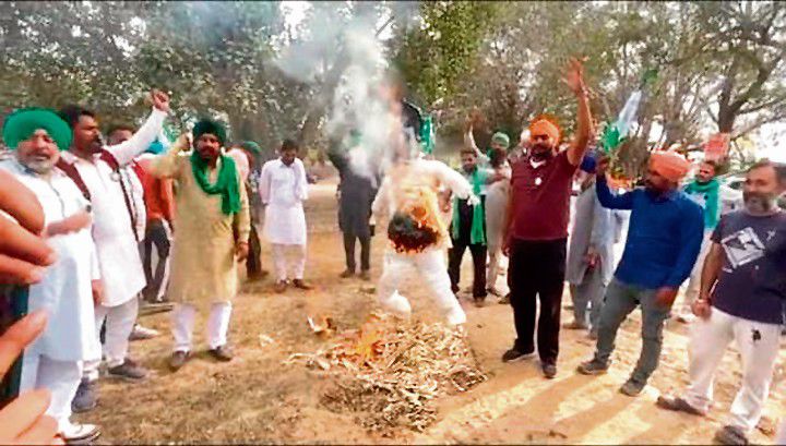 Farmers burn AAP Balluana MLA Amandeep Singh Goldy Musafir’s effigy