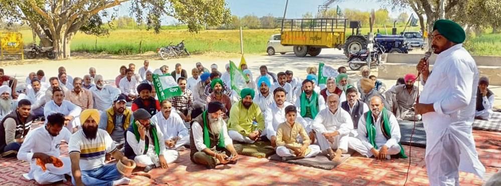 Farmers oppose canal closure, block Abohar-Hanumangarh highway