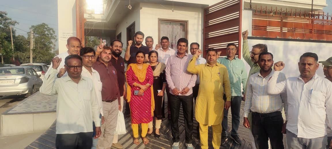 Guest teachers land at  Sirsa BJP candidate’s house, seek benefits
