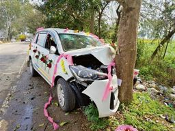 Groom, 5 others injured as car hits roadside tree