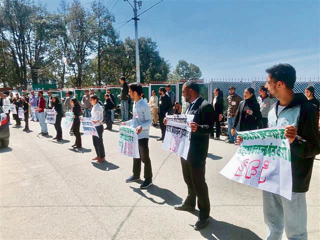 Shimla: SFI stages protests against ‘de-reservation’ of ST seats