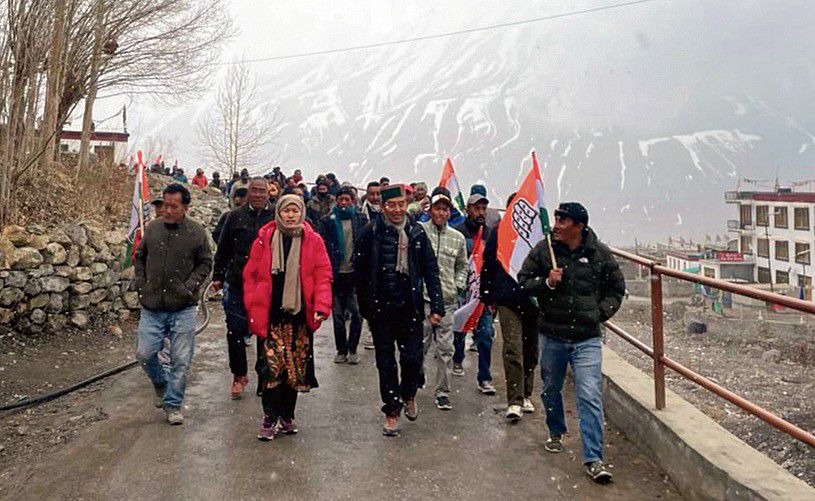 ‘Angry’ Congress workers hold protest at Kaza against Ravi Thakur