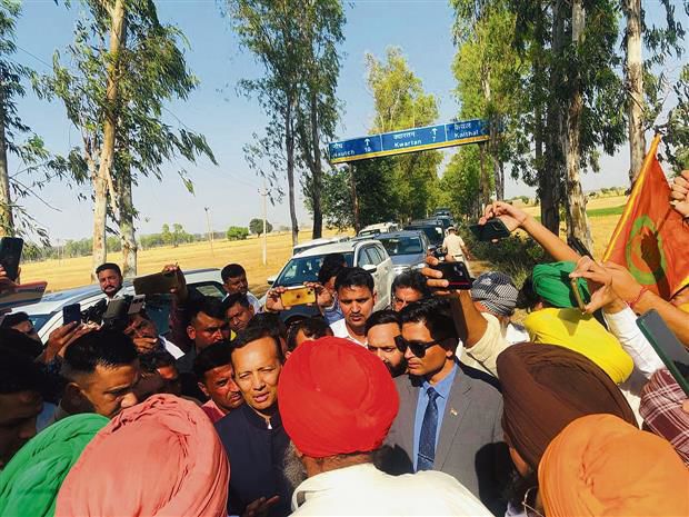 Farmers show black flags to BJP candidate Naveen Jindal in Kaithal