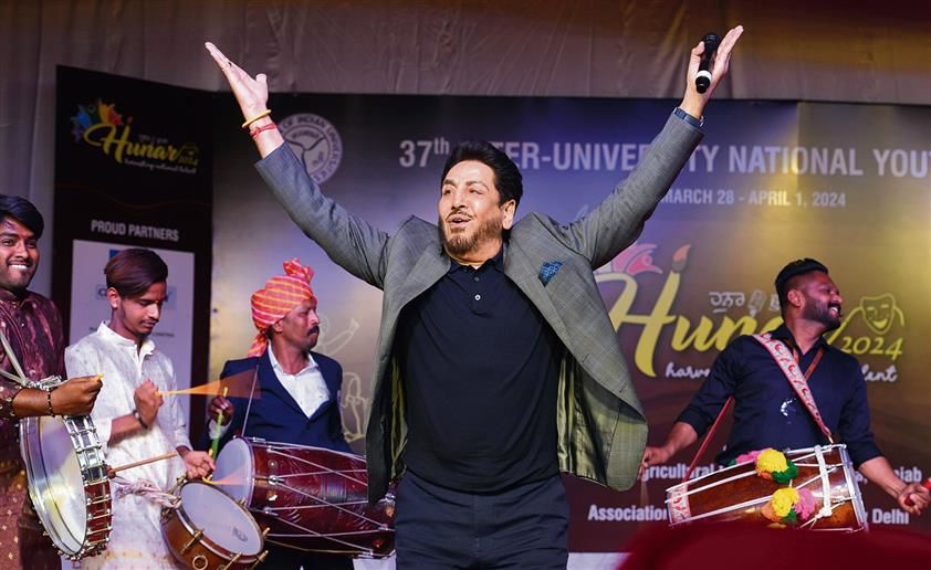 Gurdas Maan ignites passion for Punjabiyat at youth fest finale