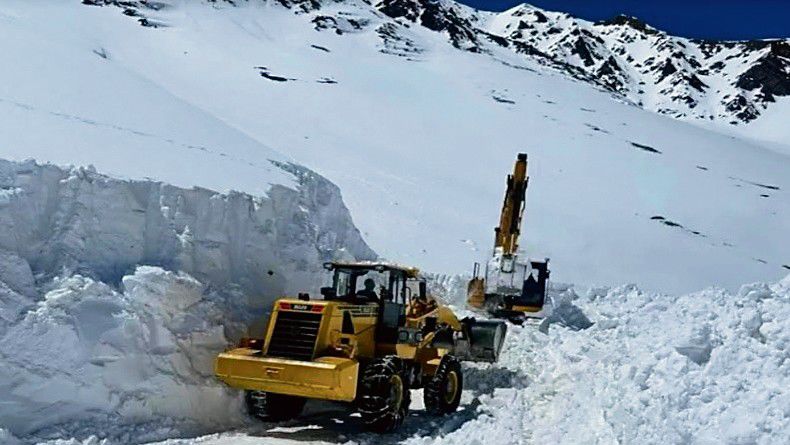 Manali-Rohtang road to be restored by 1st week of May