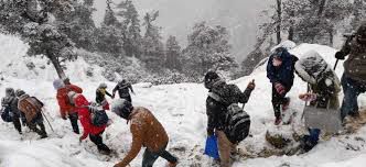 Two NHs, 146 roads blocked amid fresh snow in Himachal