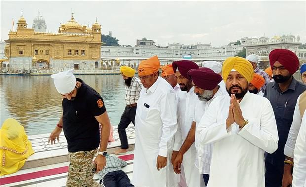 Punjab ex-CM Charanjit Channi offers prayers at Golden Temple