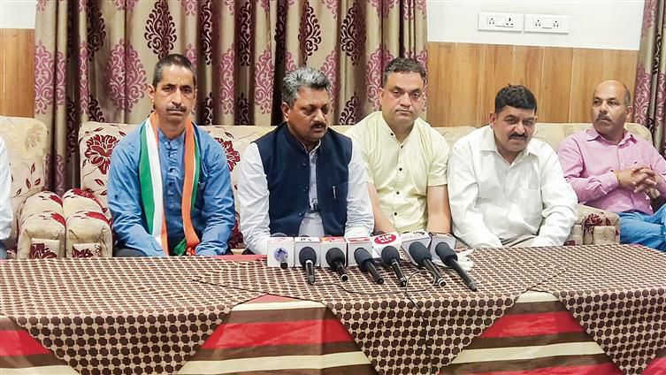 BJP reviewing candidates as it fears defeat, claims Bhoranj MLA Suresh Kumar