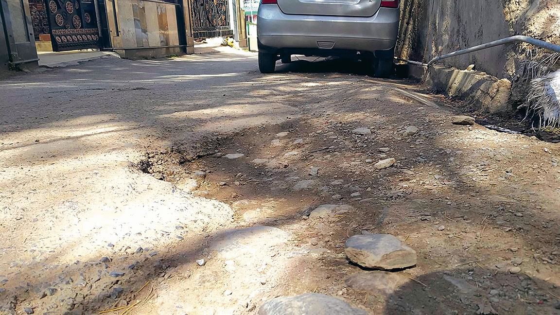 Upset over delay, Shimla Mayor wants road tarring to start within week