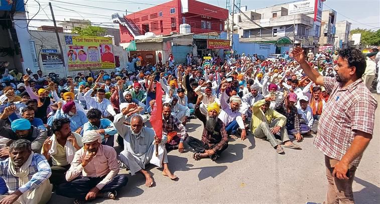 Sangrur: Brick-kiln workers protest, seek wages