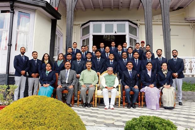 Trainee accounts officers meet Himachal Governor