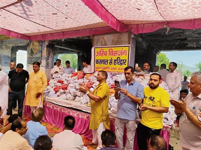 Karnal: Activists immerse ashes of unidentified bodies in Ganga