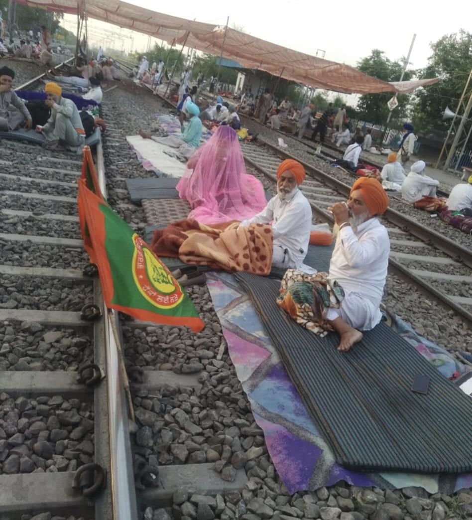Patiala: Farmers continue to block rail tracks