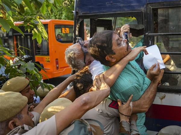 Protesting Trinamool Congress leaders 'forcefully' detained by cops outside Election Commission’s office in Delhi