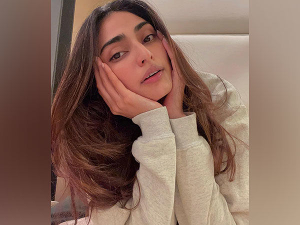 Athiya Shetty cheers for KL Rahul as he scores half-century in Chennai Super Kings vs Lucknow Super Giants IPL match
