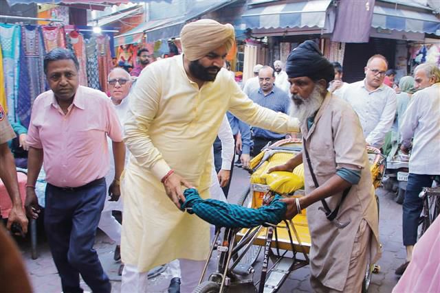 Going gets tough for Congress’ two-time MP Gurjeet Singh Aujla in Amritsar