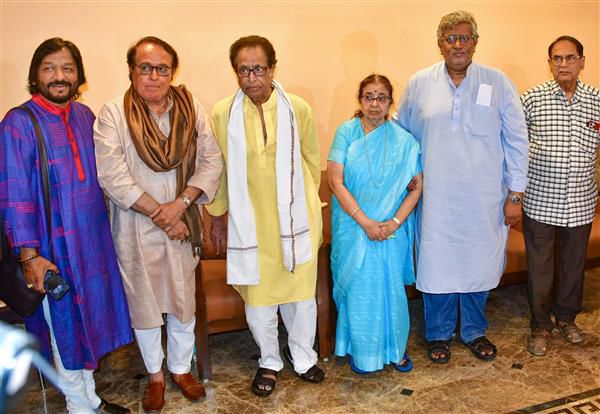 Amitabh Bachchan, AR Rahman to be conferred Mangeshkar family awards