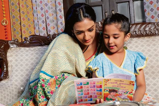 Aishwarya Khare helps her onscreen daughter Trisha with studies