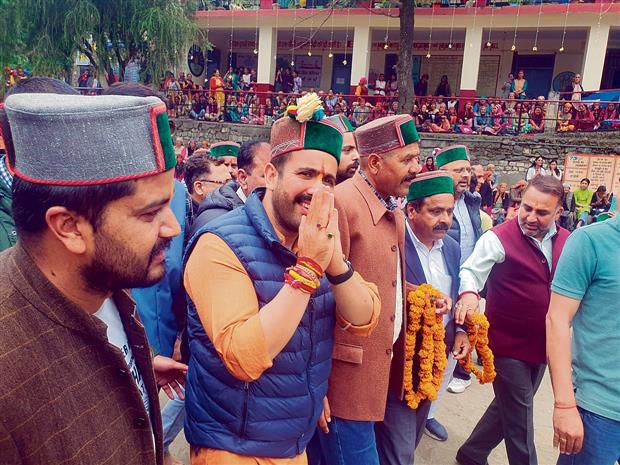 Congress Mandi candidate visits Jakh Devta temple