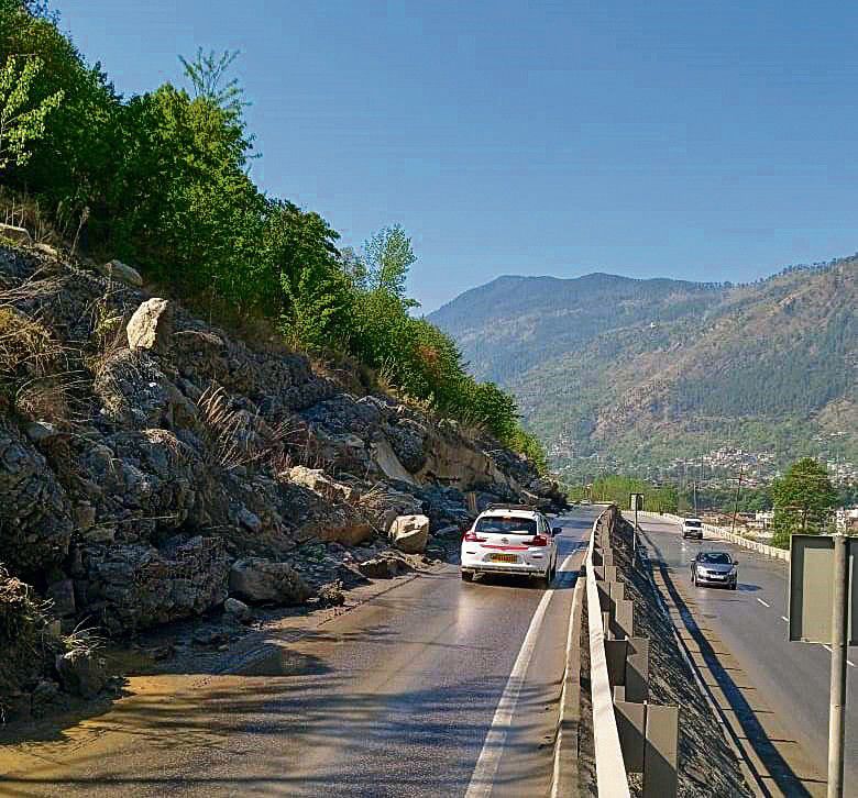Landslides on NH pose threat to commuters