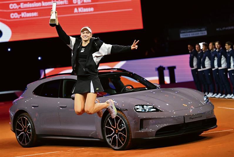 Elena Rybakina strolls to Stuttgart title